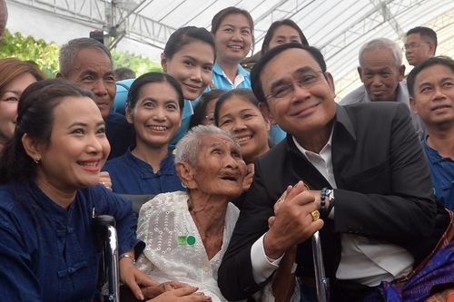 Người Thái Lan không đồng tình với việc hạ nghị sĩ đối lập chuyển phe