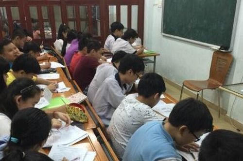 Hà Nội: Cấm giáo viên 'kéo' học sinh về trung tâm mình dạy