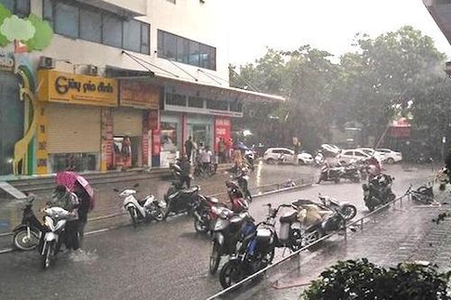 Hà Nội: Mưa dông bất thường quật ngã người, cuốn bay đồ đạc