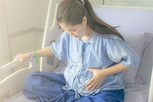 Vật lộn với cơn đau đẻ, mẹ chồng đứng bên ngoài hét lớn một câu khiến tôi sức cùng lực kiệt cũng phải sinh cháu cho bà