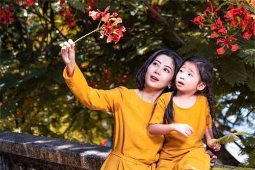 Sau bạo bệnh, Mai Phương dẫn con gái đi du lịch Hội An