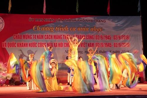 Chương trình ca múa nhạc chào mừng 74 năm Cách mạng tháng Tám và Quốc khánh 2-9
