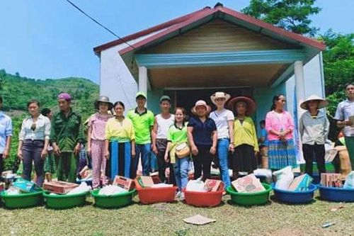 Tặng nhiều phần quà ý nghĩa cho đồng bào dân tộc Mông