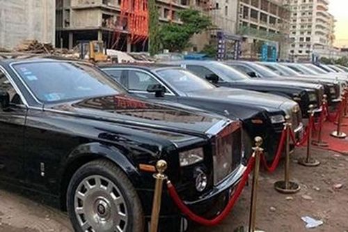 Dàn xe siêu sang 'đổ bộ' trước cửa sòng bạc khai trương