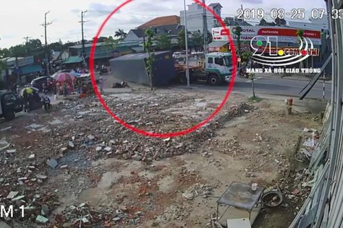 Clip: Thùng container rơi khỏi xe khi vào cua, suýt đè nát người đi xe máy