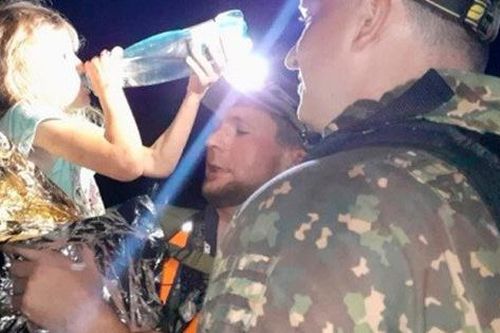 Bé 5 tuổi sống sót sau 3 đêm lạc trong rừng, bị gấu nâu rình rập