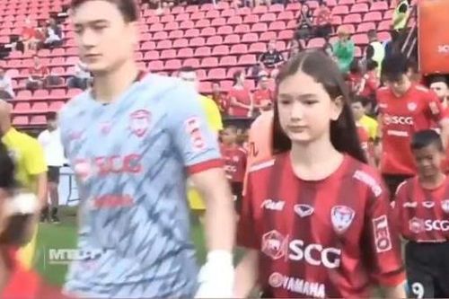 Em gái Văn Lâm nắm tay anh ra sân trong trận đấu của Muangthong