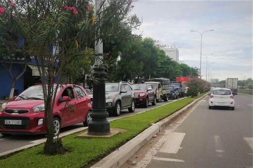 Ôtô đầu kéo va chạm xe máy, quốc lộ 1 ách tắc hơn một giờ