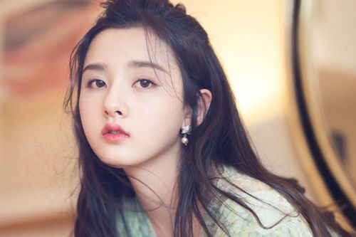'Na Tra' Tống Tổ Nhi lộ ảnh hẹn hò lúc nửa đêm với tài tử hơn 16 tuổi