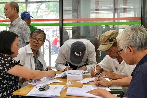 Hà Nội: Người cao tuổi vui mừng khi nhận thẻ xe buýt miễn phí