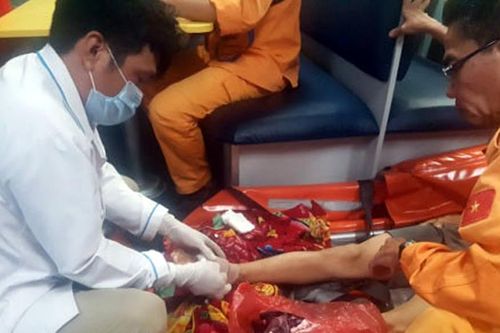 Cứu ngư dân bị tai nạn ở vùng biển Hoàng Sa
