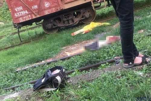 Người đàn ông bò qua đường sắt bị tàu hỏa cán tử vong