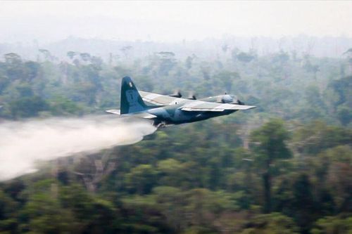 Siêu vận C-130 Hercules phun nước dập cháy rừng Amazon
