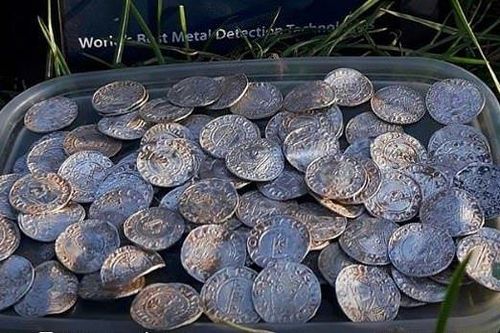 Mò khắp cánh đồng hoang, bất ngờ trúng kho báu 142 tỷ
