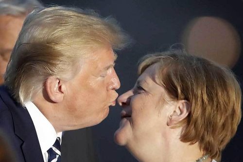 Video ông Trump 'chu môi' hôn Thủ tướng Đức Merkel
