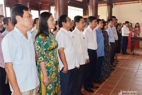 Lãnh đạo Nghệ An dâng hương tưởng niệm 77 năm ngày mất của Tổng Bí thư Lê Hồng Phong