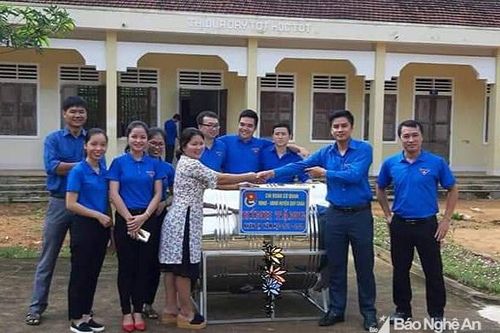 Hoạt động hỗ trợ học sinh nghèo trước thềm năm học mới