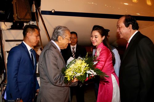 Hình ảnh Thủ tướng Malaysia đến Nội Bài, bắt đầu thăm Việt Nam