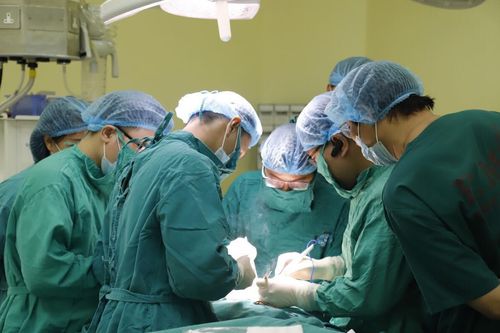 Sợ đụng chạm 'dao kéo', bệnh nhân 61 tuổi bị khối u lở loét, sắp vỡ