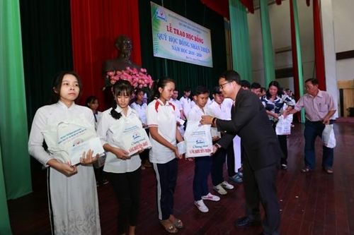 Bến Tre: C.P Việt Nam trao học bổng cho hơn 500 em học sinh, sinh viên