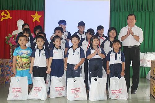 Tặng 220 phần quà cho trẻ em khuyết tật