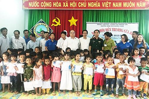 Thăm, tặng quà tại xã Sơn Trung