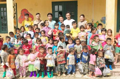 Tặng quà cho học sinh có hoàn cảnh khó khăn tại thôn Cửa Cải