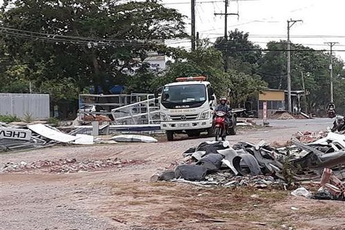 Công ty CP ô tô Thắng Lợi Quảng Trị đổ chất thải tràn lan đường vào Cụm công nghiệp Đông Ái Tử