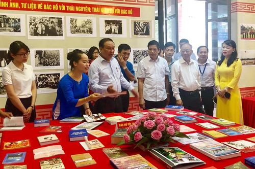 Triển lãm ảnh và giới thiệu tài liệu 50 năm thực hiện Di chúc của Chủ tịch Hồ Chí Minh