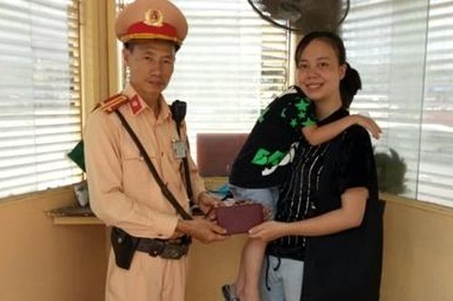 Chủ nhân vui mừng nhận lại chiếc ví 'hợp mệnh' không một vết xước