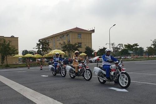 Các tay lái trong lực lượng CSGT tranh tài tại Hội thi lái xe giỏi