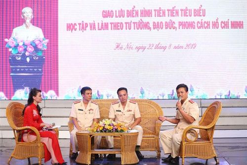 Mãi là ngọn đuốc soi đường