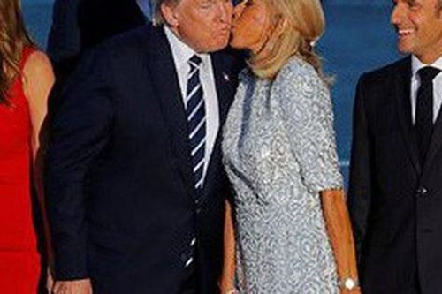 Đệ nhất phu nhân Pháp vui vẻ hôn má Tổng thống Donald Trump trước mặt ông Macron
