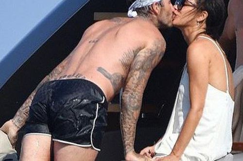 Hình ảnh Beckham hôn Victoria đắm say đập tan tin đồn cặp đôi đã chia tay