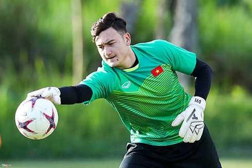 Văn Lâm hội quân muộn do máy bay delay 7 tiếng