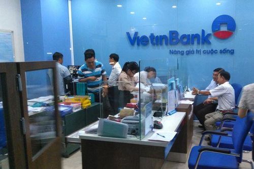 Khống chế thanh niên cầm kiếm cướp ngân hàng ở Lào Cai