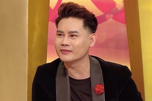 Vợ MC Hồng Phúc 'kể xấu' chồng 'cứ ra đường là lố lăng'