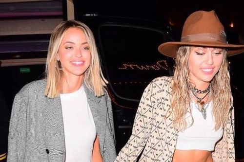 Miley Cyrus tay trong tay bạn gái Kaitlynn Carter dự tiệc VMAs