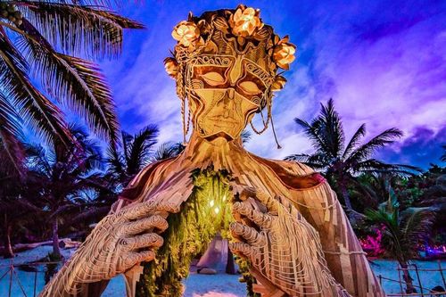 Resort ma mị với hình nhân gỗ khổng lồ tại thị trấn cổ ở Mexico