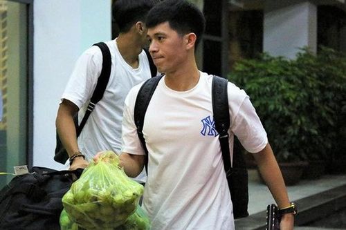 Đình Trọng hội quân nhưng fan chỉ chú ý đến 'túi đồ' cầm tay