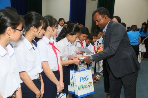 Công ty P&G trao học bổng mừng năm học mới