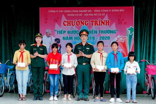 Đoàn viên áo lính 'Tiếp bước em đến trường' năm học mới
