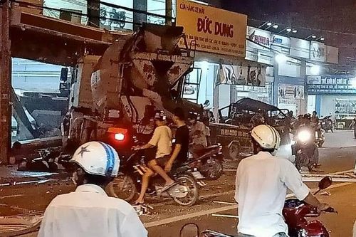 Long An: 2 người tử vong trong vụ xe bồn gây tai nạn rồi lao vào nhà dân