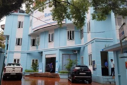 Bắt tại chỗ đối tượng cầm dao xông vào cướp ngân hàng