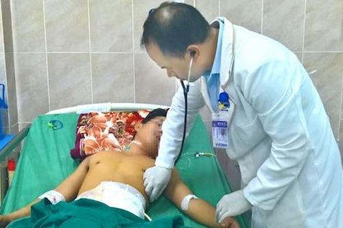Cứu người đàn ông bị lưỡi cưa sắt găm 20cm ngang bụng