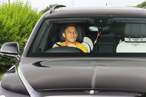 MU lật kèo Alexis Sanchez, Ozil quyết ăn bám Arsenal