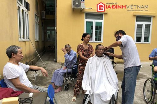 Gần 10 năm cắt tóc miễn phí cho bệnh nhân liệt giường trong bệnh viện