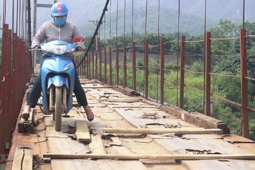 Đánh đu tính mạng khi qua cầu treo mục nát bắc trên sông Bôi