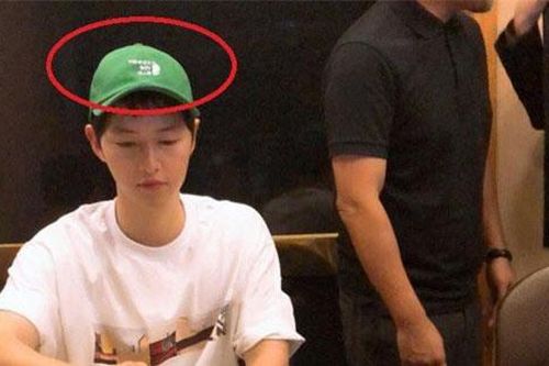 Netizen xứ Trung vạch trần chi tiết cho là Song Joong Ki muốn ám chỉ bị Song Hye Kyo 'cắm sừng'