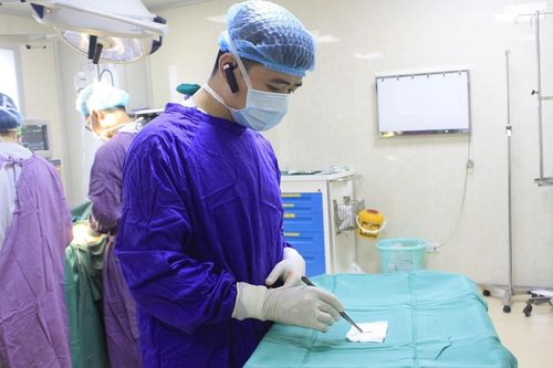 Cứu người phụ nữ thủng ruột non vì nuốt phải xương cá